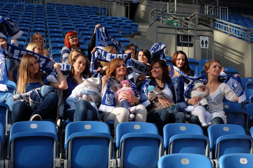 The Milky Way: Mamy karmią piersią na stadionie Lecha Poznań