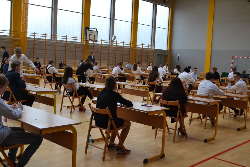 Strajk nauczycieli 2019: Egzamin w Szkole Podstawowej w Straszynie rozpoczął się bez przeszkód [ZDJĘCIA]