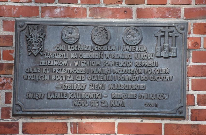 Malbork. Uroczystość w 83 rocznicę napaści ZSRR na Polskę. Kwiaty pod tablicą pamiątkową