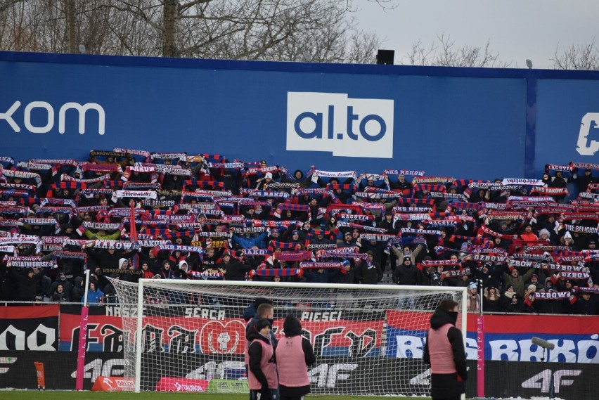 Kibice na meczu Raków-Piast. Stadion był wypełniony po...