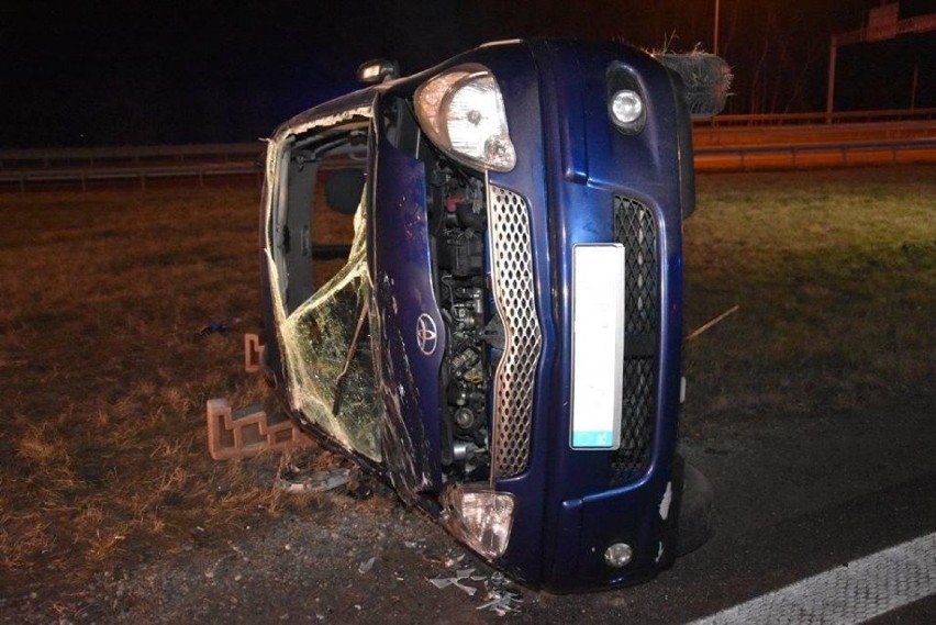 Wypadek w Ładnej. Samochód wypadł z drogi. Jedna osoba nie żyje