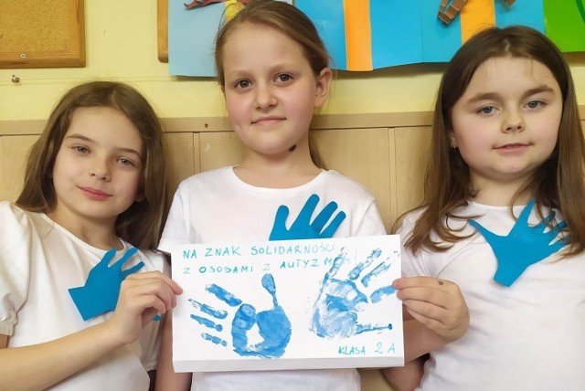 Jedną z pierwszych inicjatyw była akcja, w ramach której chętni uczniowie przesyłali zdjęcia swoich pomalowanych na niebiesko dłoni.