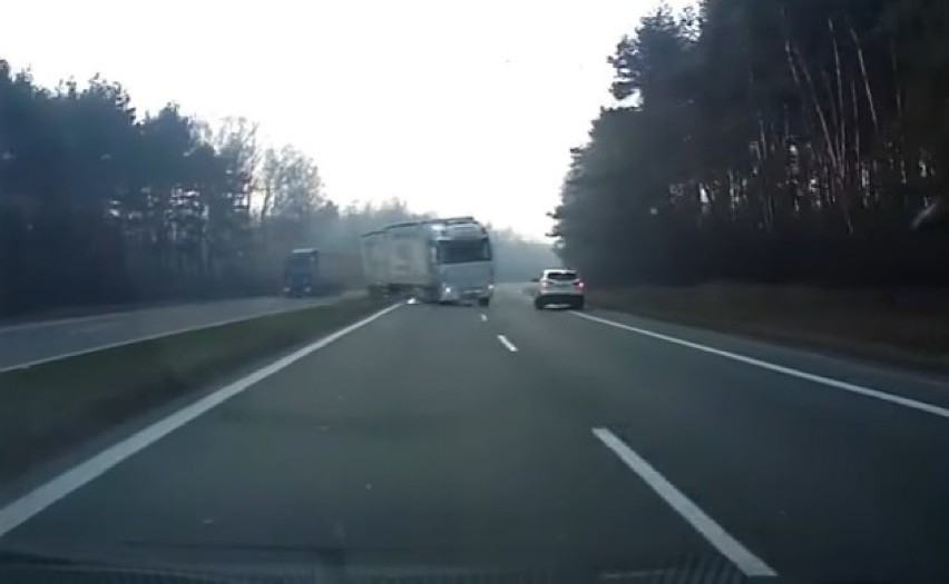 Kierowca ciężarówki z przyczepą przejechał przez zielony pas...