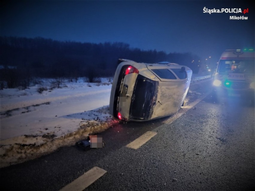 Wypadek w Łaziskach Górnych. Samochód przewrócił się na bok