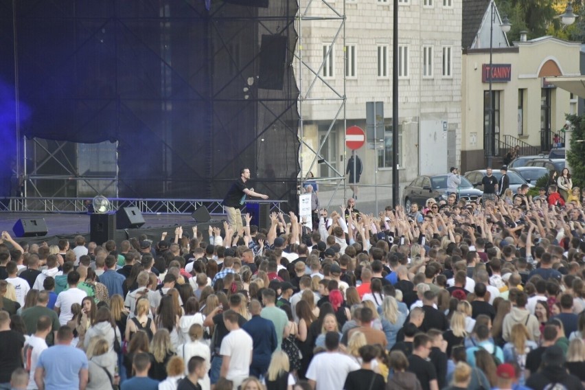 Publiczność na koncercie na placu Jagiellońskim.