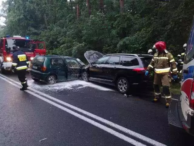 Wczoraj (19 czerwca) ok. godz. 20 na DK 25 w Obkasie w gminie Kamień Krajeński doszło do zderzenia dwóch samochodów osobowych volkswagena polo i citroena C5, którymi podróżowało 6 osób. - W wypadku zostało poszkodowanych pięć osób, w tym dwie czternastolatki. Prawdopodobną przyczyną było niedostosowanie prędkości do warunków panujących na drodze, policja ustala przez którego z kierowców - mówi st. kpt. Robert Liss z KP PSP w Sępólnie Krajeńskim.
Droga w tym miejscu przez godzinę była całkowicie zablokowana. Od godz. 21 ruch odbywał się wahadłowo.