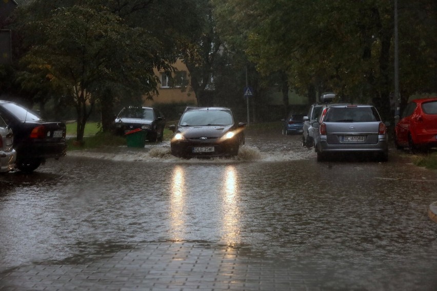 Ulewa nad osiedlem Piekary w Legnicy. Ulica Łowicka zalana, zobaczcie zdjęcia