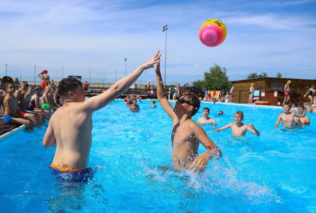 W piątek (05.08) na basenach letnich na Skapie odbyła się już trzecia impreza z cyklu "All Day Beach Party. Uczestnicy wydarzenia  mogli wziąć udział m.in. w konkursach skoków do wody, turniejach w badmintona, boule i siatkówkę plażową. Zobaczcie, jak było! Oto nasza fotorelacja. >>>>>
