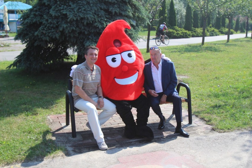 W Parku Śląskim stanęła ławeczka krwiodawcy