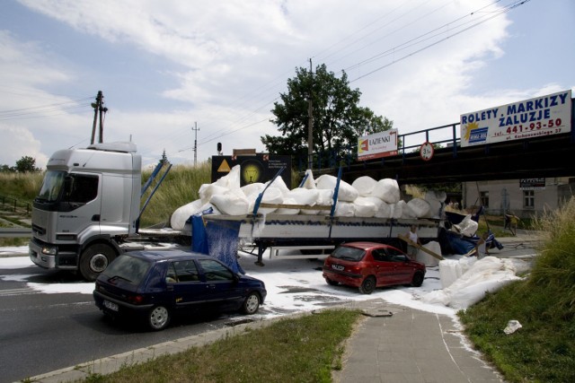 Litewski tir wiozący styropian uderzył w wiadukt nad ul. Węgierską w Nowym Sączu
Fot. Łukasz Popardowski