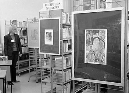 Katarzyna Harmacińska, kierownik filii bibliotecznej, jest zachwycona misternością prac Katarzyny Szopy-Witańskiej.