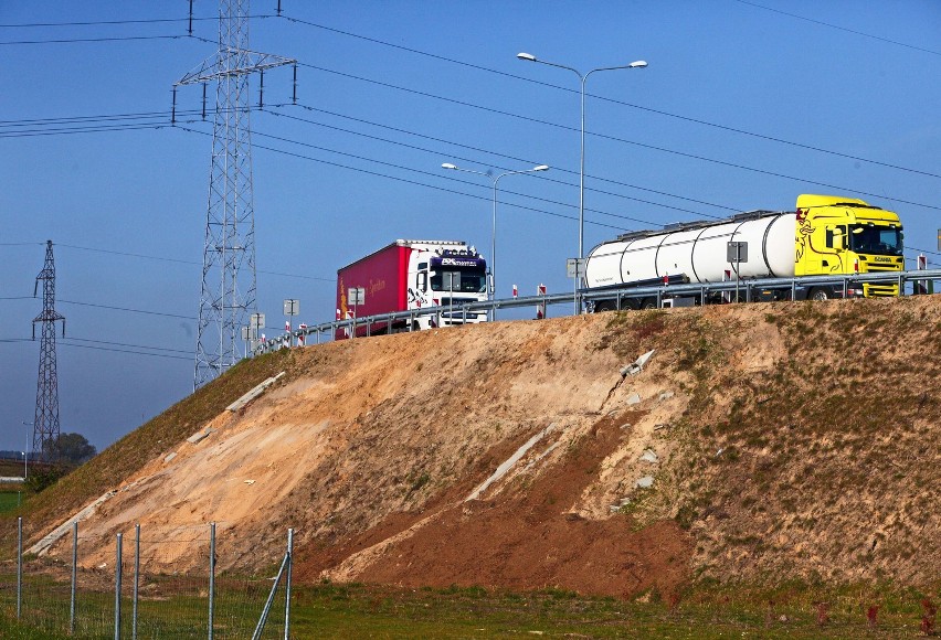 Głuchowo: TIR-y wypadają z obwodnicy, bo kierowcy jeżdżą za szybko [ZDJĘCIA]