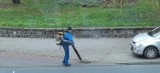 Kalisz: Czy miasto powinno zakażać używania spalinowych dmuchaw do sprzątania ulic?