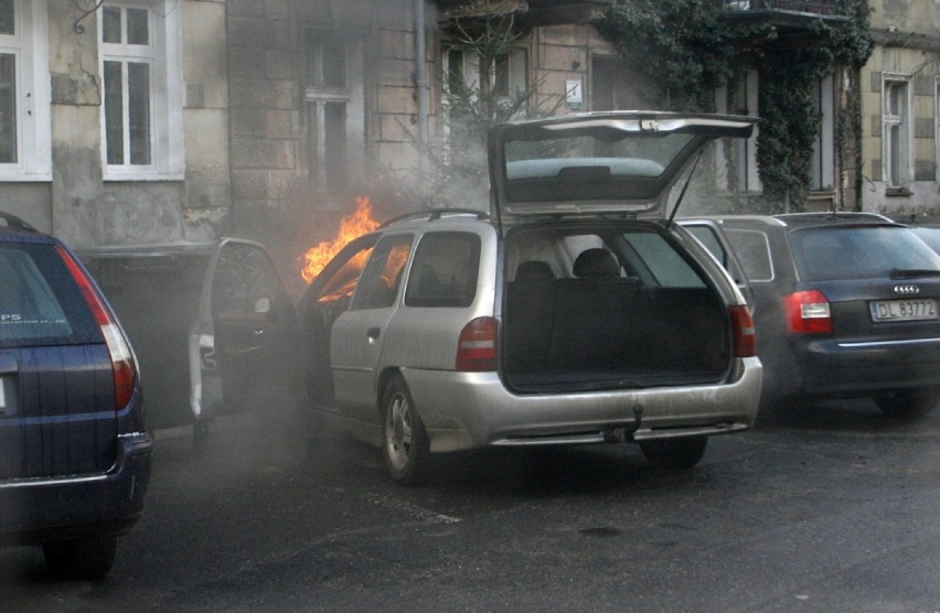 Pożar auta w Legnicy (ZDJĘCIA)