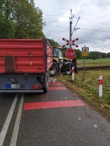 Wypadek w Mirowszczyźnie w gminie Rudniki. Pociąg uderzył w traktor. Jedna osoba ranna