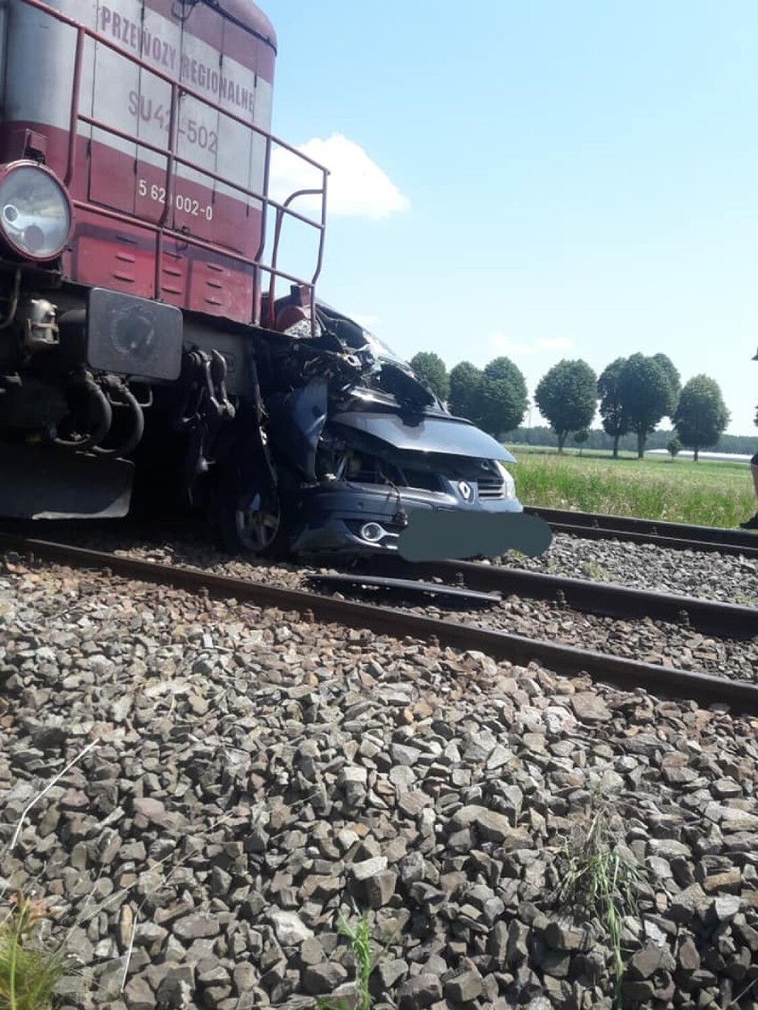 Wypadek w Kadłubku. Osobówka zderzyła się z pociągiem [ZDJĘCIA]