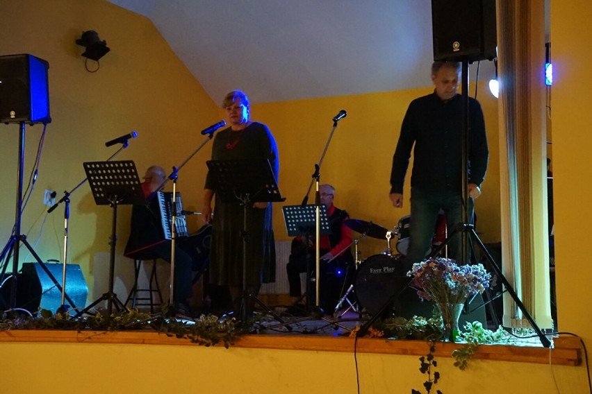 Biesiada Sąsiedzka w Jaśkowicach Legnickich, zagrały trzy zespoły folklorystyczne