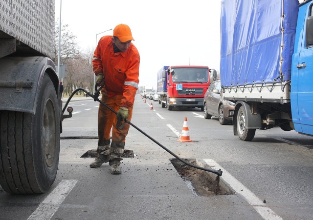 Drogowców łatających dziury można spotkać m.in. w Al. gen. Sikorskiego