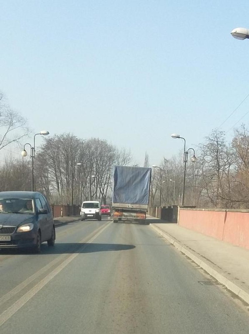 Oświęcim. Ciężarówki wbrew zakazowi jeżdżą przez most Piastowski [ZDJĘCIA] 
