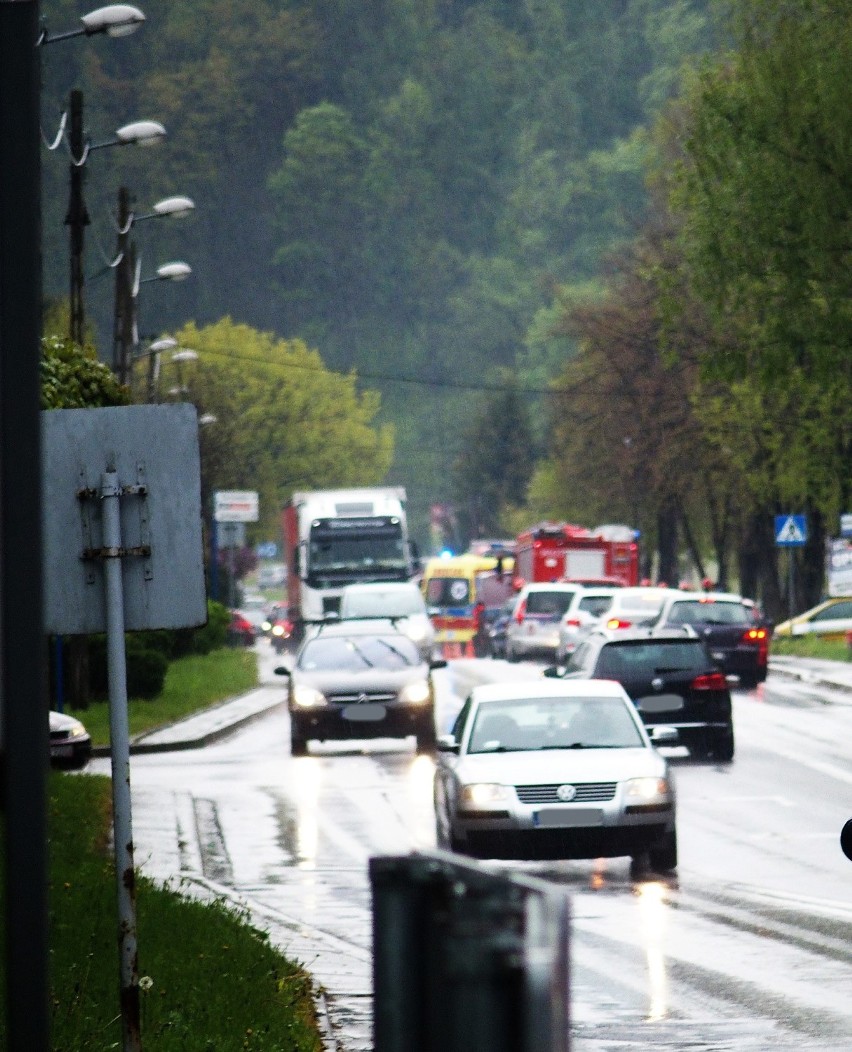 Dwa samochody osobowe rozbite na ul. Tarnowskiej w Nowym Sączu [ZDJĘCIA]