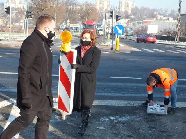 W usuwaniu pachołków na skrzyżowaniu pomagali drogowcom posłowie i Marek Materek - prezydent Starachowic