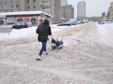 Wałbrzych: Mieszkańcy brną w zaspach na nieodśnieżonych ulicach. Dziś znowu pada śnieg [ZDJĘCIA]
