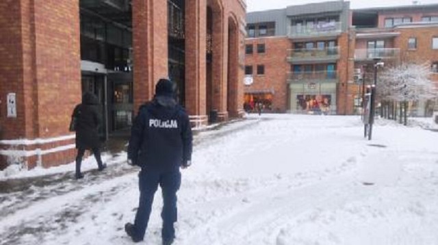 Policjanci z Włocławka kontrolują przestrzeganie przepisów związanych z Covid-19