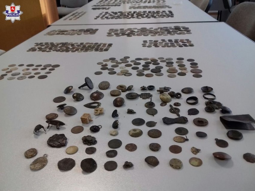 Policjanci z Puław zatrzymali poszukiwacza skarbów. Chodził z wykrywaczem metali i ukrywał to, co znalazł (ZDJĘCIA)