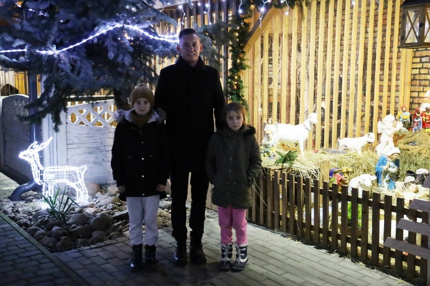 Kolędowanie przy szopce bożonarodzeniowej w Karczewie