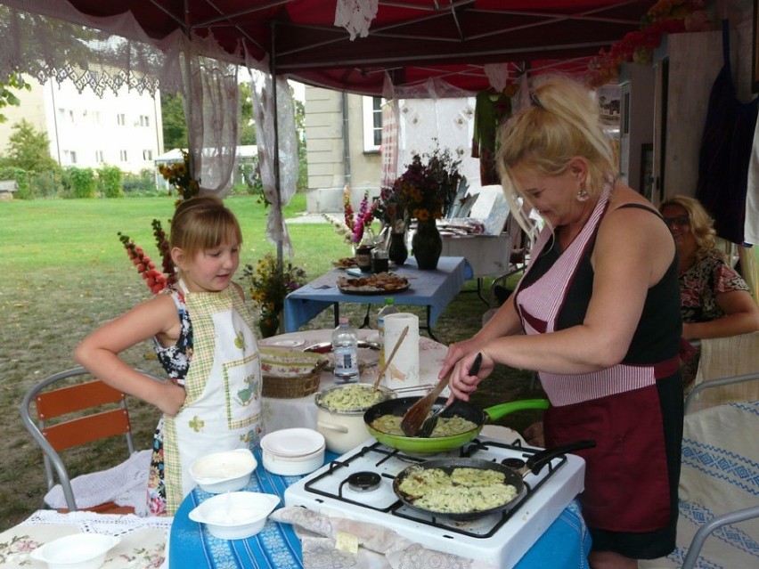 Dożynki gminy Wartkowice  w parku w Starym Gostkowie