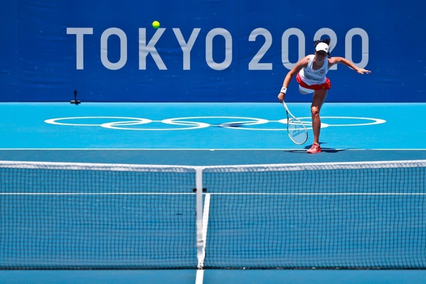 Iga Świątek na korcie centralnym ośrodka Ariake Tennis Park.