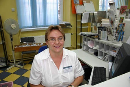 Większość rachunków płacimy nadal na poczcie. Na zdjęciu: Barbara Gruchel z urzędu pocztowego w Strzelcach Opolskich.