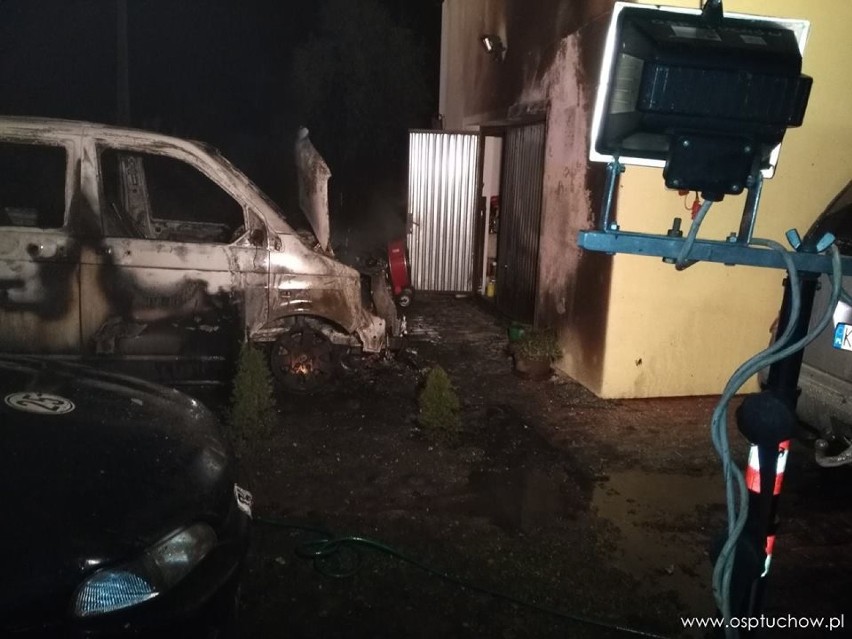 Nocny pożar czterech samochodów pod Tarnowem