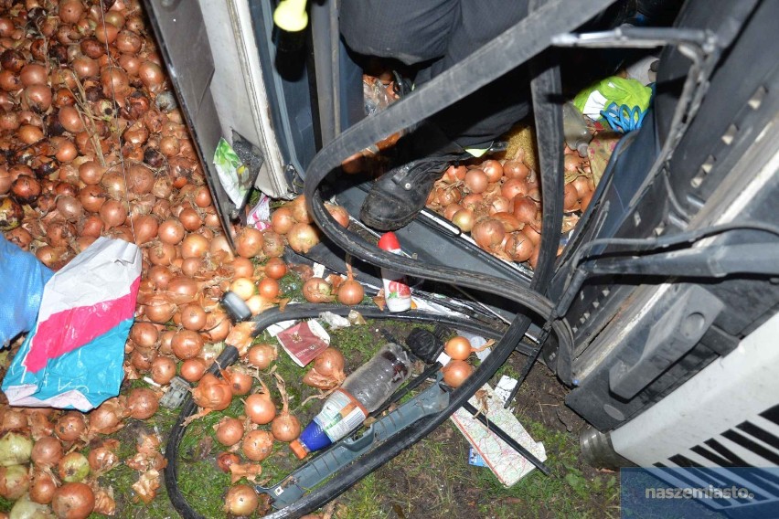 Wypadek na drodze Włocławek - Brześć Kujawski. Wywróciła się ciężarówka z cebulą [zdjęcia]