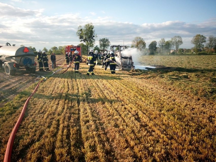 Ciągnik stanął w ogniu w czasie prac polowych