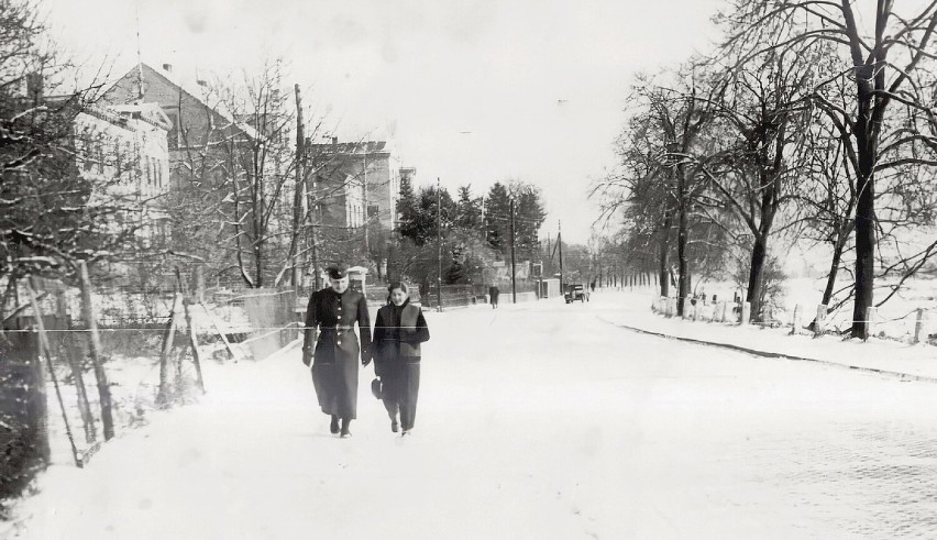 Fotografia powojenna, ulica Chrobrego zimą.