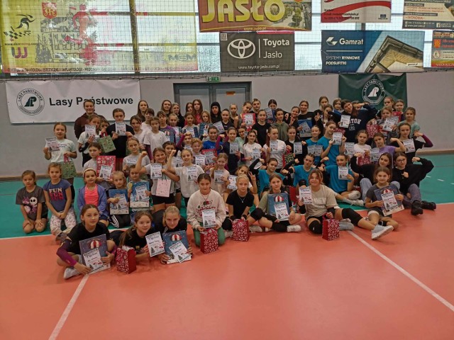 W mikołajkowym turnieju mini piłki siatkowej dziewcząt wzięło udział 66 najmłodszych zawodniczek Uczniowskiego Klubu Sportowego „MOSiR” Jasło