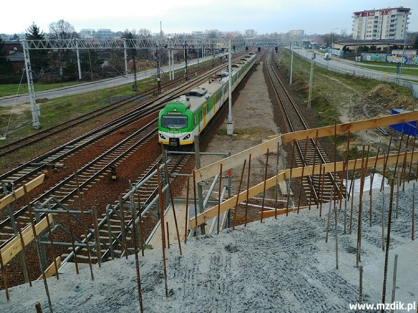 Widowiskowe rusztowania na placu budowy przy Żeromskiego w Radomiu. Budują tam nowy wiadukt i centrum przesiadkowe. Zobaczcie zdjęcia