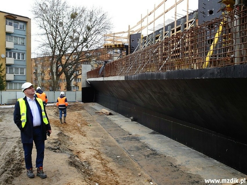 Widowiskowe rusztowania na placu budowy przy Żeromskiego w Radomiu. Budują tam nowy wiadukt i centrum przesiadkowe. Zobaczcie zdjęcia
