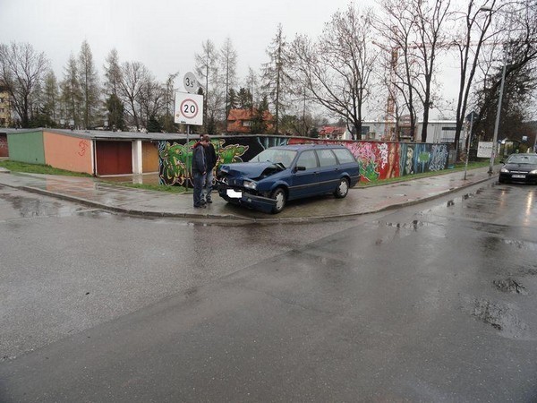 Wypadek na ul. Gorzkowskiej: troje rannych w zderzeniu aut [ZDJĘCIA]