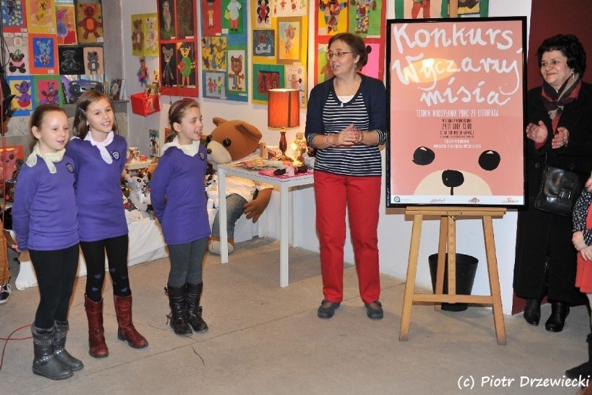 Dzieci śpiewają piosenki o misiach. fot. P. Drzewiecki