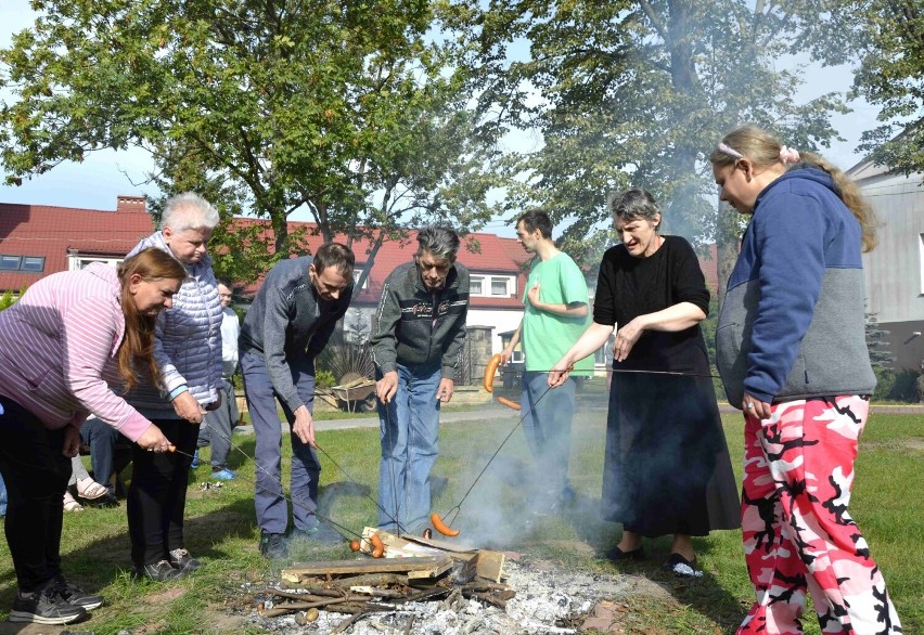 Święto Pieczonego Ziemniaka w Domu Pomocy Społecznej w Skrzynnie