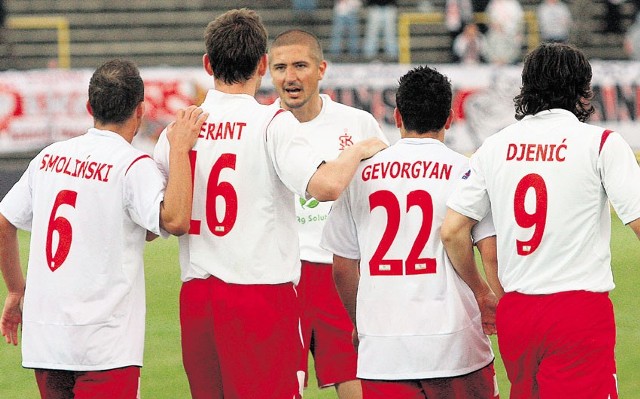 Tak cieszyli się piłkarze ŁKS po ostatnim meczu sezonu 2008/2009. Kilka dni później zostali wyrzuceni z ekstraklasy