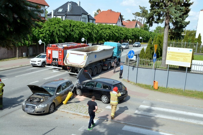 Zderzenie dwóch samochodów osobowych i ciężarowego na...