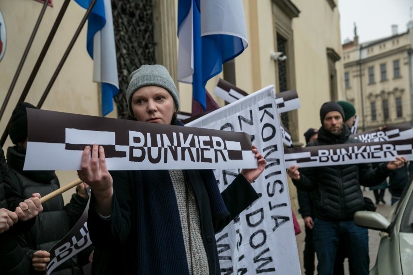 Środowisko artystyczne protestowało m.in. przed urzędem...