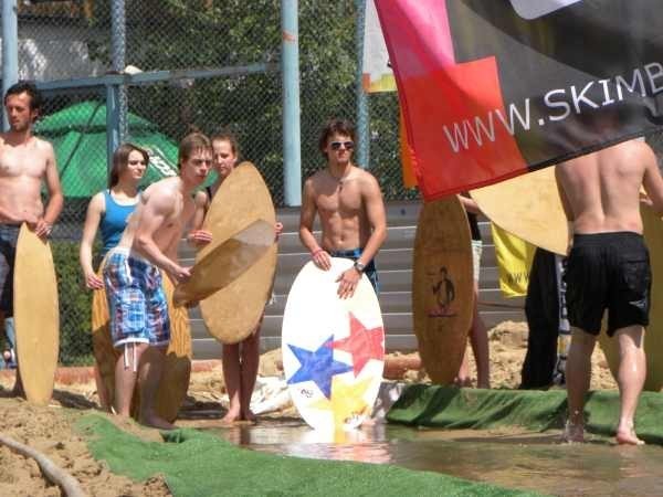 Zawodnicy czekający na przejazd po torze do skimboardu.