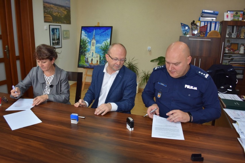 Będzie więcej patroli na drogach na terenie gminy Kamieńsk. Umowa z policją podpisana