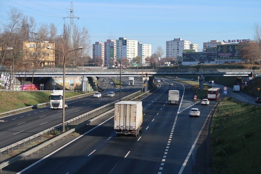 Kierowcy już od kilku miesięcy jeżdżą po nowej nawierzchni...