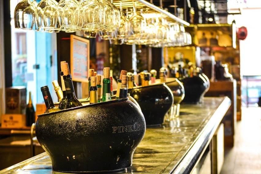 Chorzów: właściciele restauracji pubów będą zwolnienie z opłat za sprzedaż alkoholu. Tak miasto pomaga przedsiębiorcom w czasie epidemii 
