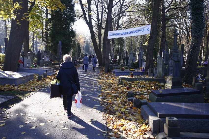 Kwesta na Powązkach 2021. Znani włączyli się w pomoc słynnej nekropolii. „Udział zadeklarowało ponad 200 osób” 